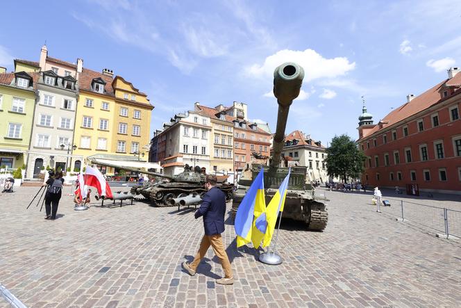 Rosyjskie czołgi w Warszawie! Pancerne bestie straszą na Placu Zamkowym