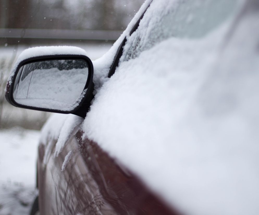 Zasypany śniegiem samochód