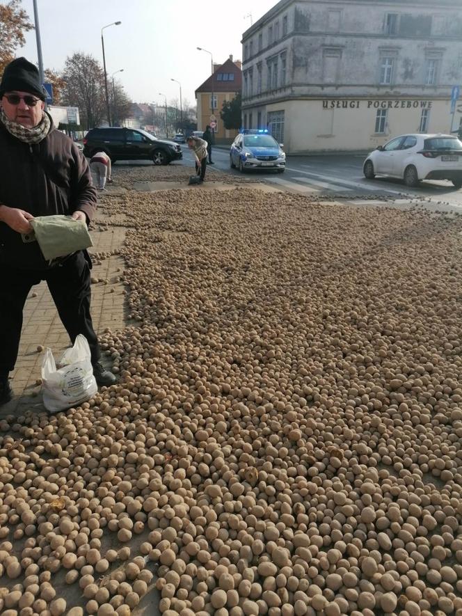 Ziemniakowy wypadek na trasie Wrocław-Opole. "Ludzie zabierają, bierzemy?" [NAGRANIE, ZDJĘCIA]