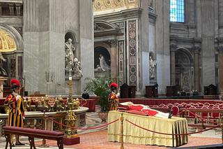 Watykan: trumna z ciałem papieża seniora wystawiona w Bazylice św. Piotra
