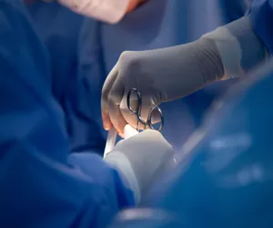 Warszawscy lekarze usunęli rzadkiego guza. 23-latek wolny od nowotworu