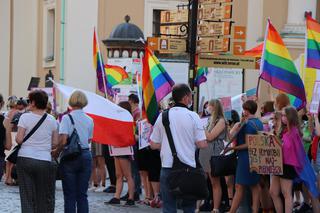 Za nami demonstracja wspierająca osoby LGBT w Toruniu. Konkretne hasła!