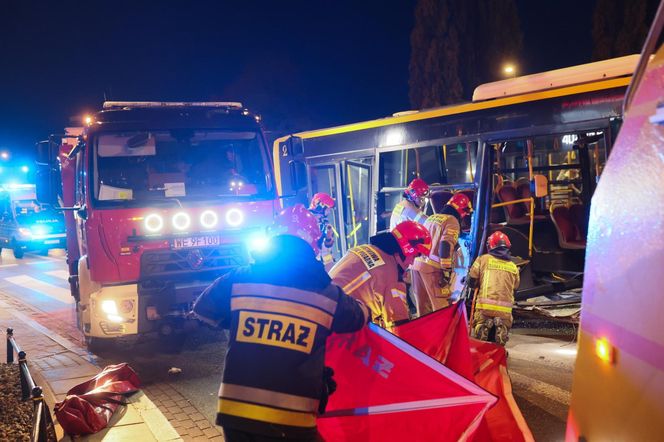 Wypadek z udziałem autobusu i ciężarówki w Warszawie (23.10.2025)