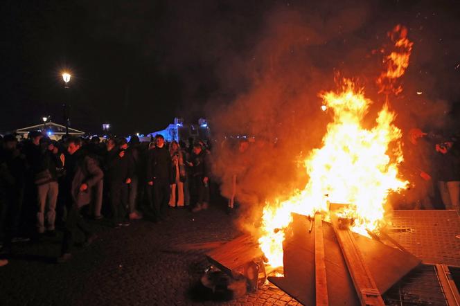 Zamieszki w Paryżu. Demonstranci protestują przeciw reformie emerytalnej [ZDJĘCIA]