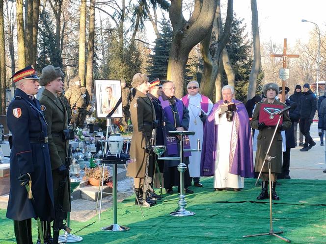 Uroczystości pogrzebowe Iwony Śledzińskiej-Katarasińskiej na Dołach. Wzięło w nich udział wiele osób [ZDĘCIA]