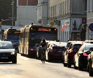 Pasażerowie komunikacji w Warszawie wściekli jak nigdy. 100 minut w korku. Wszystko stoi