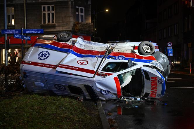 Kraków. Dwie karetki na sygnale zderzyły się na skrzyżowaniu w centrum miasta