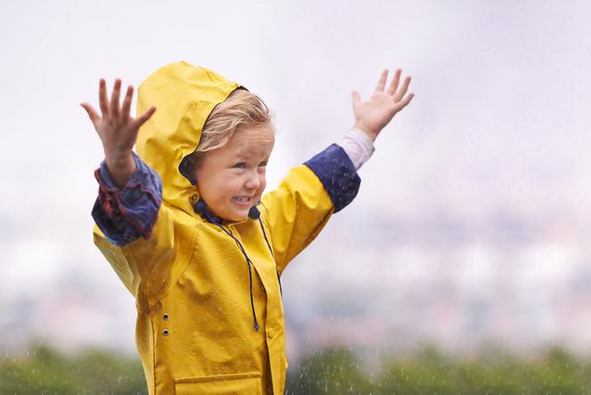 dziecko stojące na deszczu
