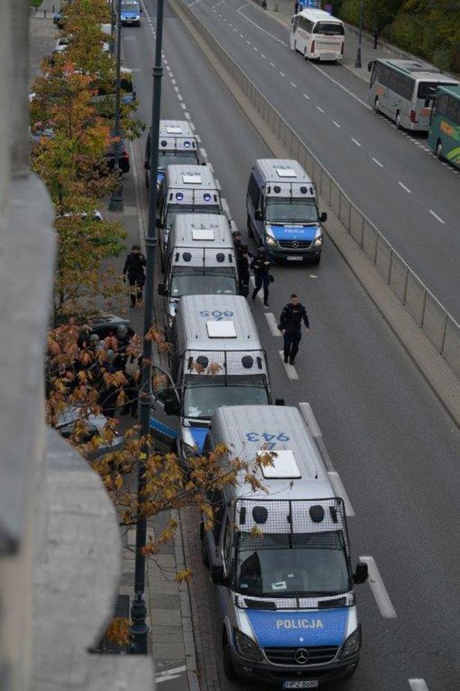 Wszedł na pomnik i twierdzi, że ma bombę. Policyjni negocjatorzy rozmawiająz desperatem