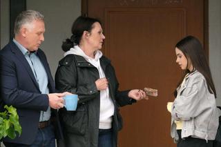 M jak miłość odc. 1810. Artur Rogowski (Robert Moskwa), Marysia (Małgorzata Pieńkowska), Basia (Karina Woźniak)