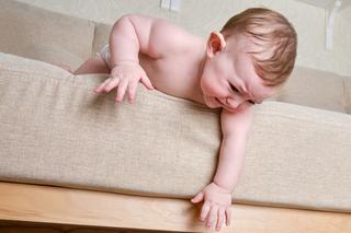Co zrobić, gdy niemowlę spadnie z łóżka lub gdy uderzy się w główkę? Kiedy do lekarza?