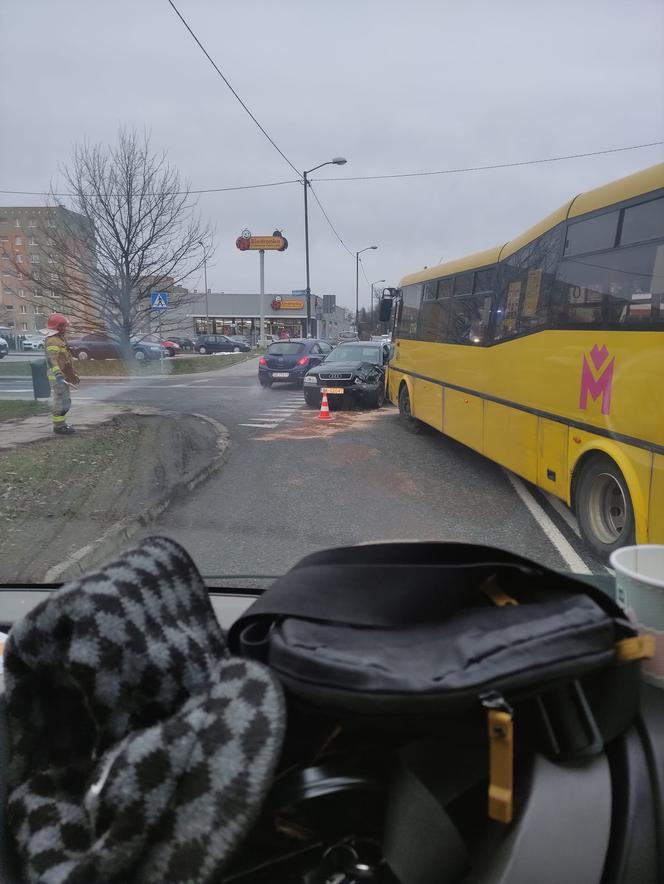 Katowice: Wypadek na Giszowcu. Autobus zderzył się z osobówką