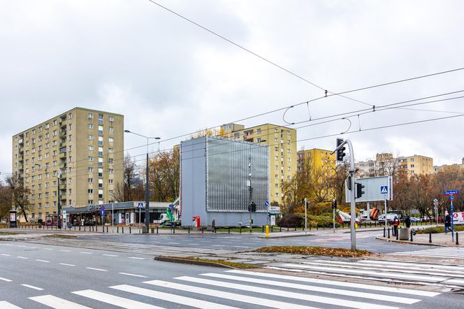 Stelaż reklamowy na rogu ul. Anielewicza i al. Jana Pawła II w Warszawie