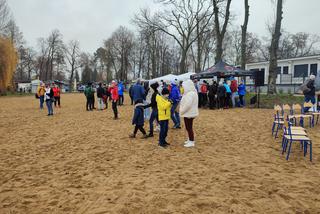 Setki morsów na plaży w Osiecznej podczas charytatywnej akcji Pomaganie przez morsowanie