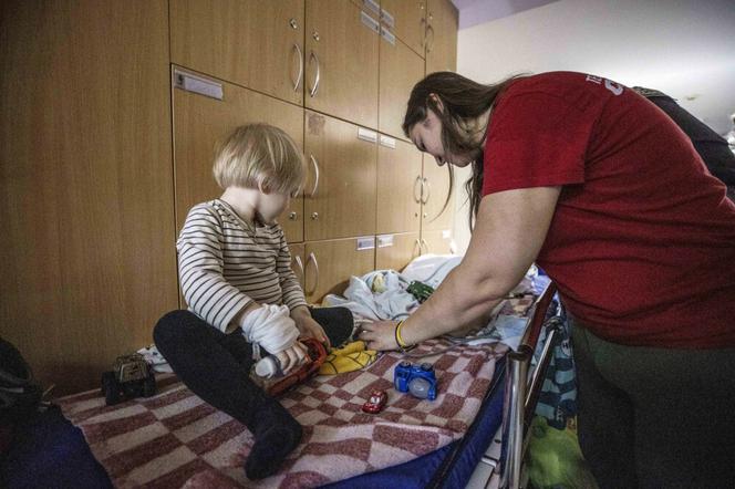 Tak żyją teraz dzieci na oddziale onkologicznym w Kijowie. Te zdjęcia łamią serca