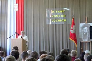 Dyrektor Zespołu Szkół nr 23 mgr inż. arch. Barbara Krakós wita swoich uczniów w nowym roku szkolnym