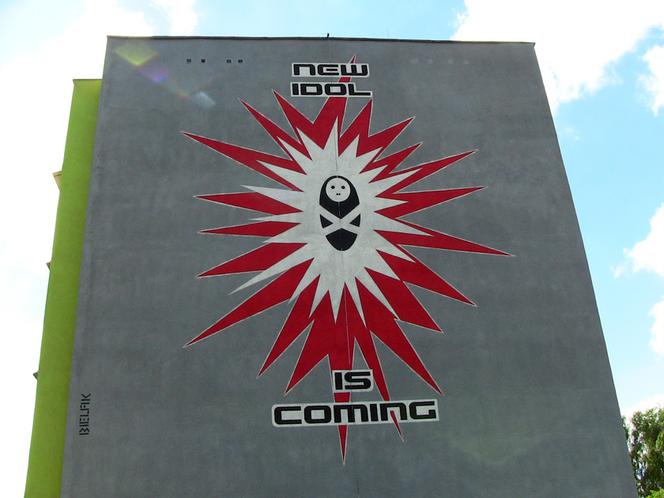 Mural "New idol is coming" Tomasza Bielaka odnosi się do wolności w przekonaniach religijnych 