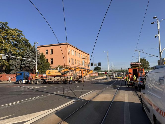 Poważne utrudnienia we Wrocławiu. Koparka zerwała sieć trakcyjną na Szczepinie 