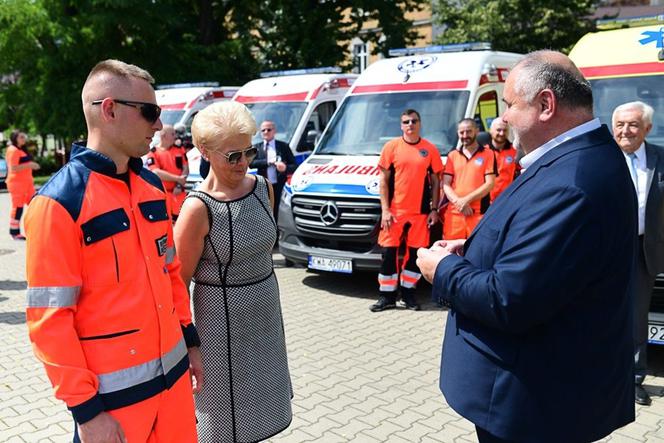 Kolejne karetki trafiły do szpitali i stacji pogotowia w regonie. Także do Nowego Sącza