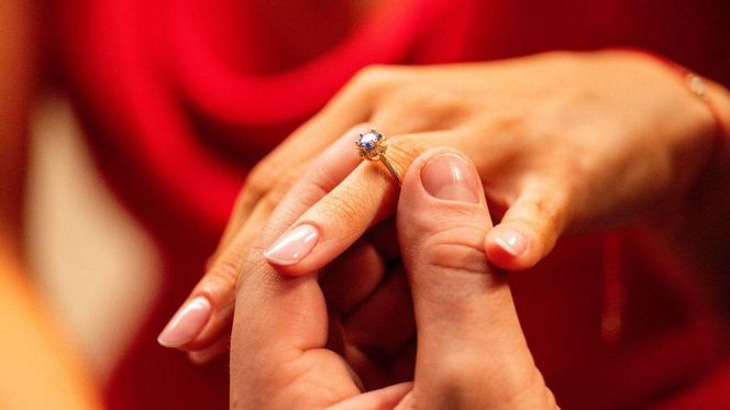 	M jak miłość odcinek 1871 ostatni finał sezonu. Kama (Michalina Sosna), Marcin (Mikołaj Roznerski), pierścionek zaręczynowy