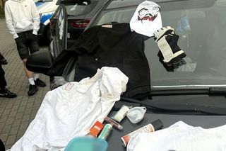 Kibole szykowali zasadzkę. Kłody drewna na drodze i sprzęt do walki w samochodach