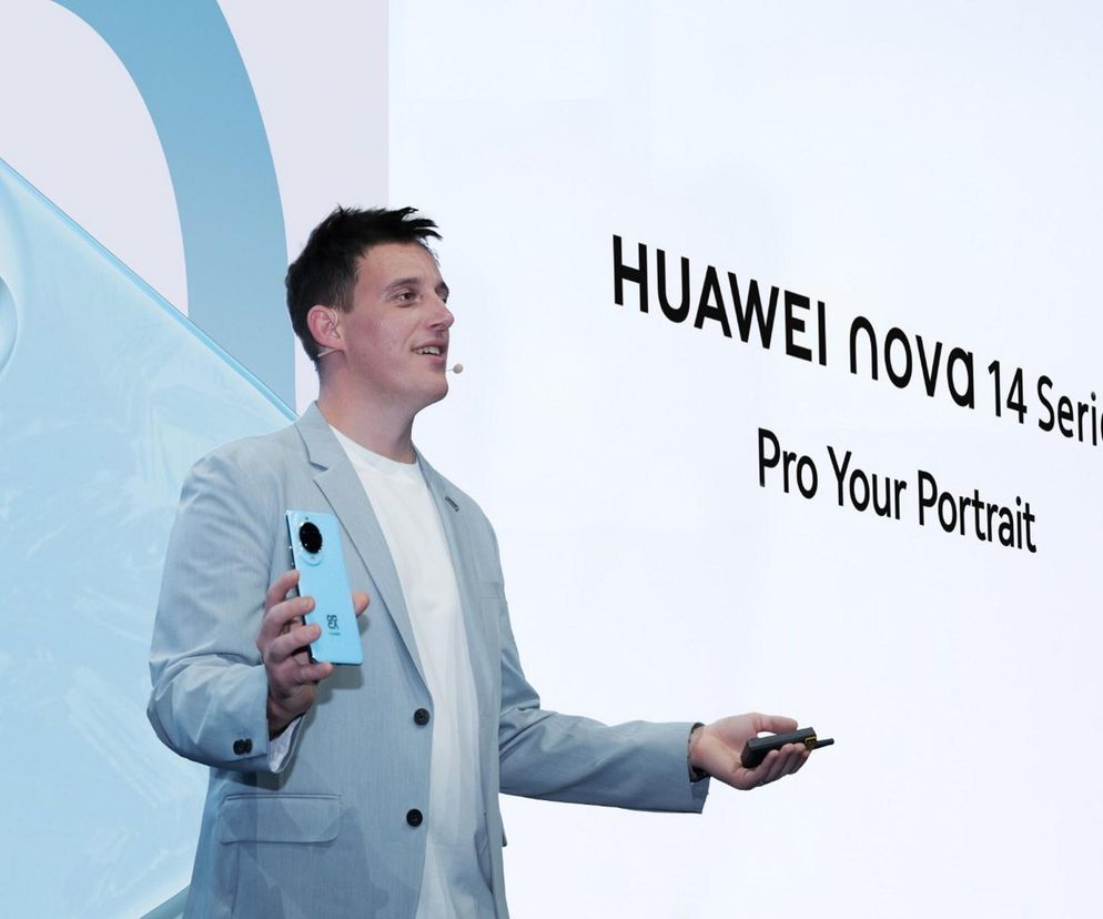 Mężczyzna w jasnej marynarce prezentuje smartfon Huawei nova 14 Series w kolorze błękitnym podczas wydarzenia, z napisem HUAWEI nova 14 Series Pro Your Portrait na białym tle. Na Super Biznes przeczytasz o ofensywie produktowej Huawei.