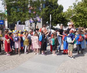  Dni Bajki 2024. W centrum Olsztyna zrobiło się bajkowo. Dzieci przejęły władzę nad miastem [ZDJĘCIA]