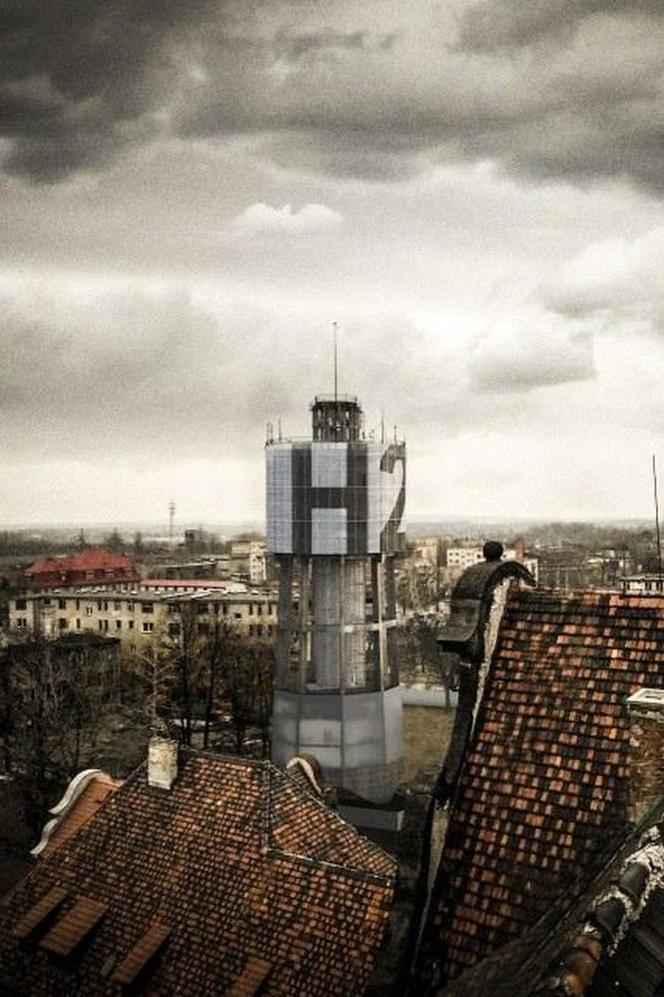 Zabudowa Bytomia; w centrum zrewitalizowany budynek wiezy ciśnień. Projekt medusagroup
