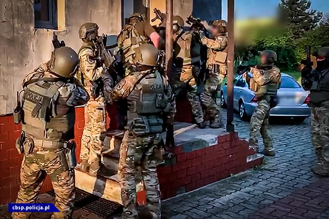 Opole: Gang pseudokibiców rozbity. Handel narkotykami na ogromną skalę [ZDJĘCIA]