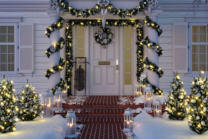 Świąteczne oświetlenie na zewnątrz domu
