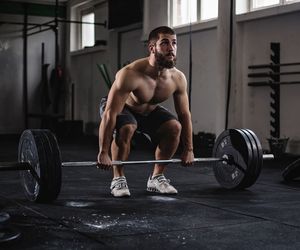 Martwy ciąg - technika, warianty i zalety ćwiczenia