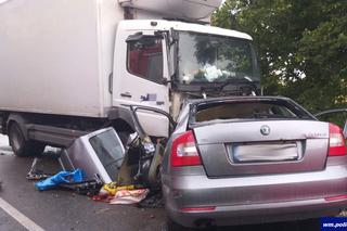 Dwie ofiary wypadku k. Kozłowa! Ciężarówka ZMIAŻDŻYŁA osobówkę na drodze wojewódzkiej!