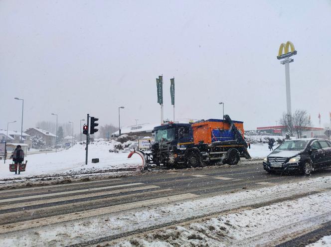 Potężny atak zimy w Małopolsce. Śnieg sypie bez przerwy