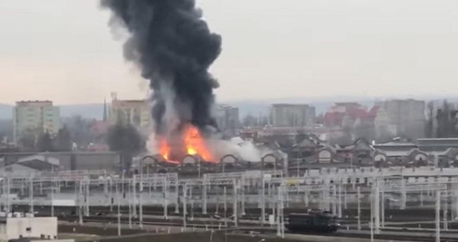 Potężny pożar zabytkowej hali w Gdańsku. Wielka chmura dymu w mieście