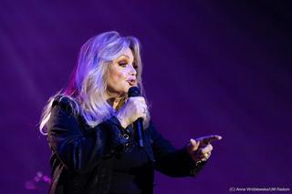 Brytyjska gwiazda muzyki pop rozgrzała serca fanów. Jej piosenki znają miliardy osób!