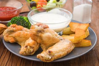 Smażone skrzydełka kurczaka: prosty przepis na danie z frytkownicy