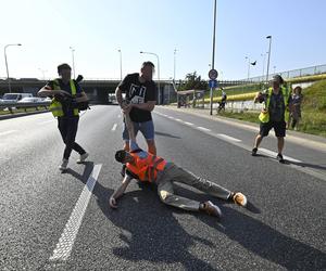  Aktywiści z Ostatniego Pokolenia sparaliżowali ruch. Kierowcy: Ktoś powinien zrobić z nimi porządek!