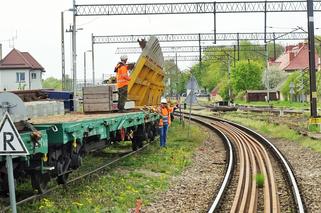 Rail Baltica. Kolej w Ełku zmienia się dla podróżnych! Zobacz postępy prac [ZDJĘCIA]