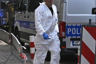 Ciała czterech mężczyzn rozkładały się w kamienicy. Kto i dlaczego mordował ludzi? Prokuratura: „Mamy swoje hipotezy”