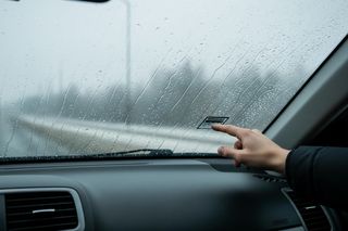 Parujące szyby jesienią i zimą. Jaki błąd popełniają kierowcy?