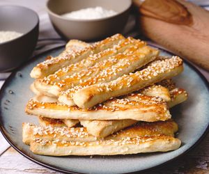 Kruche paluchy serowe. Chrupiąca przekąska, która posmakuje każdemu