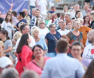 Potańcówka przed teatrem w Katowicach