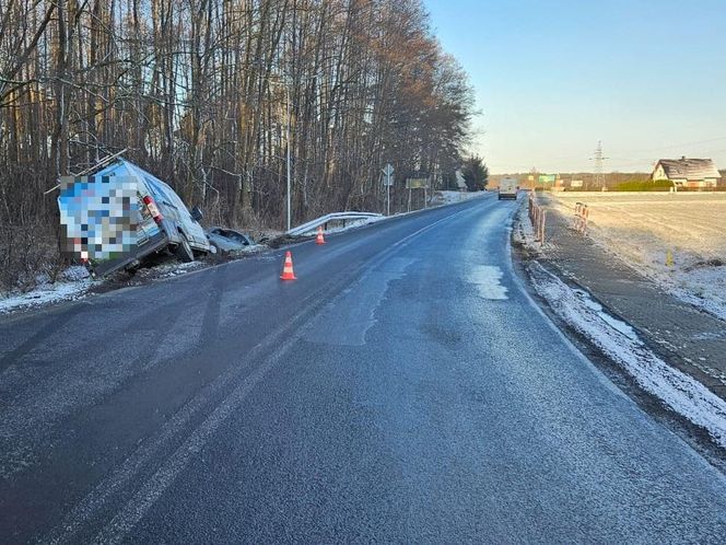 Dwa samochody wypadły z drogi koło Wojnowic niedaleko Leszna