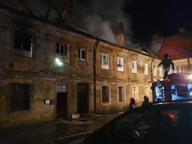 Pożar w Lubiążu przy klasztorze. 10 rodzin bez dachu nad głową 