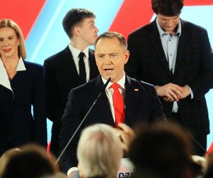 Marta Nawrocka na spacerze z córką i mężem