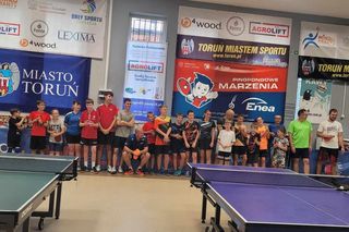 W Toruniu starsi i młodsi uderzają w białą piłeczkę. Każdy może dołączyć