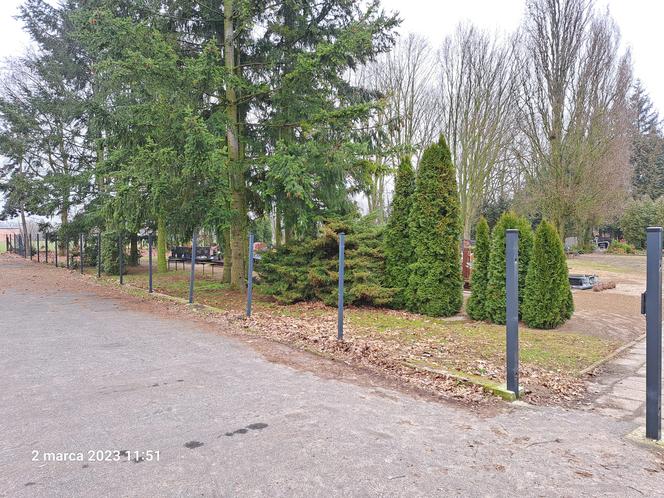 W Manieczkach złodzieje zdemontowali ogrodzenie cmentarza