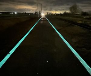 Droga dla rowerów oznaczona farbą fluorescencyjną w Wielkopolsce