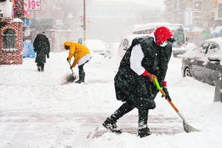 Nowy Jork wraca do życia po burzy śnieżnej. Wciąż odkopują miasto spod śniegu
