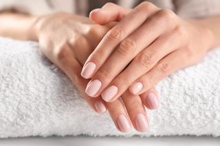 Kobiety porzuciły manicure hybrydowy na rzecz tego koloru paznokci. Ten lakier do paznokci wyprzedaje się jak świeże bułeczki. Oto najmodniejszy manicure tego sezonu